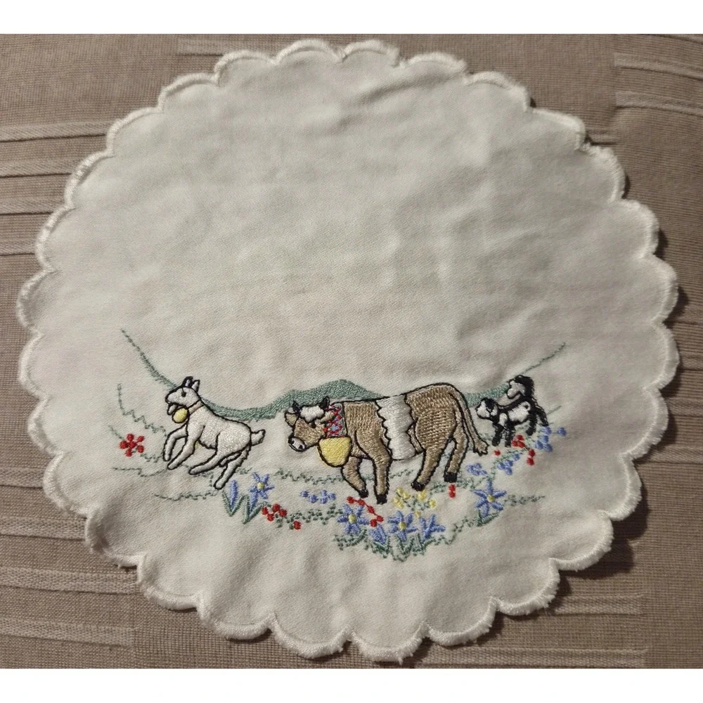 Vintage Embroidered Doily Scalloped Edges Farm Theme 7.5